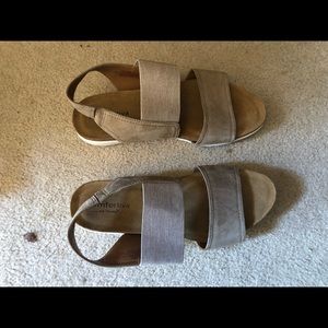 Comfortiva women’s sandals excellent condition. Size 9. Worn less than 5 times.